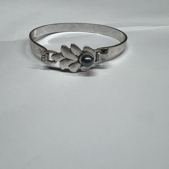 Elegant Silver Bracelet with Black Pearl Accent - Picture 2 of 6